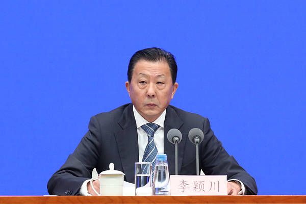 【双方首发及换人信息】多特蒙德：1-科贝尔、5-本塞拜尼、4-施洛特贝克、25-聚勒、24-穆尼耶、23-埃姆雷-詹（90’ 9-阿莱）、19-布兰特、11-罗伊斯（58’ 7-雷纳）、21-马伦、43-吉滕斯（72’ 48-班巴）、14-菲尔克鲁格未出场替补：33-迈尔、6-厄兹詹、17-沃尔夫、20-萨比策、42-布兰科、47-帕帕多普洛斯、48-班巴奥格斯堡：1-芬恩-达门、3-佩德森、6-古维勒乌、19-乌杜奥凯、43-姆巴布（90’ 5-普法伊费尔）、8-雷克斯贝凯、24-延森（90’ 18-布莱特豪普）、27-恩格尔斯（69’ 2-古姆尼）、30-多施、9-德米洛维奇（77’ 16-鲁本-巴尔加斯）、21-蒂茨（77’ 7-贝尔乔）未出场替补：40-库贝克、23-鲍尔、10-A-迈尔、20-米切尔